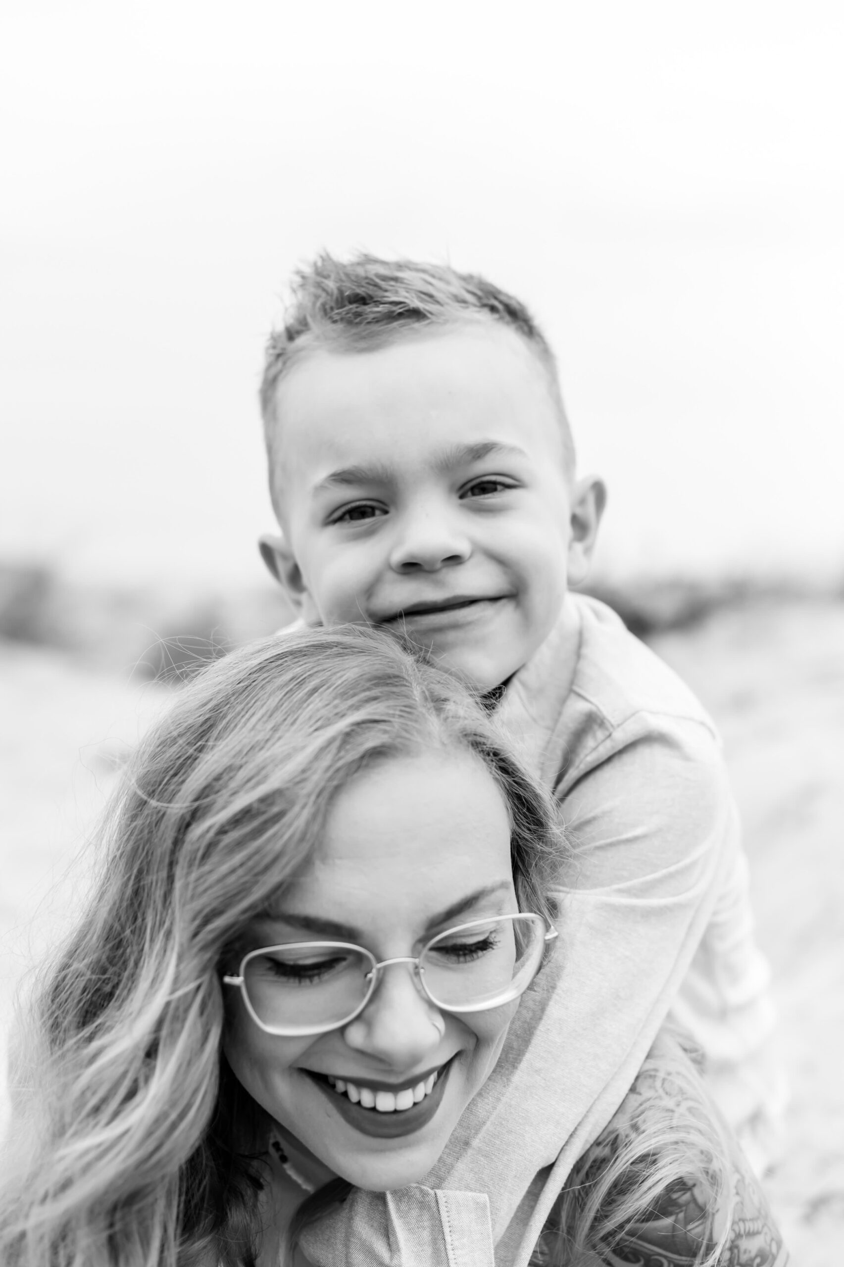 Mama mit Kind auf Arm Fotoshooting Rostock