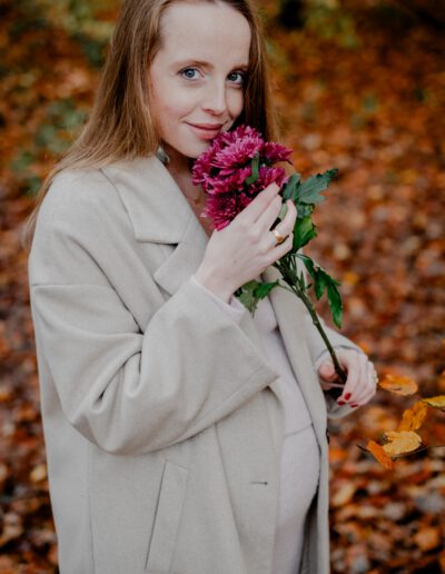 Babybauch Shooting in Rostock im Herbst mit Blumen