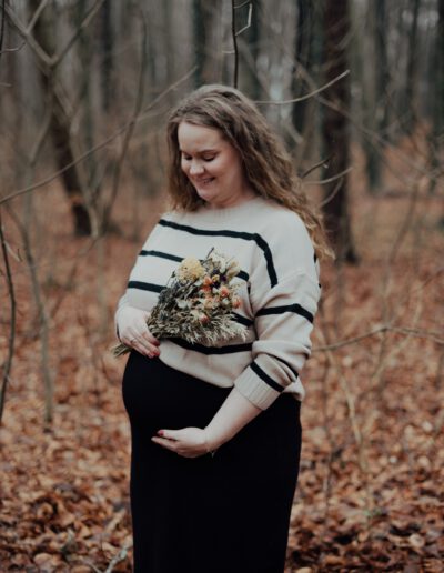 Babybauchshooting Rostock Warnemünde mit Blumen