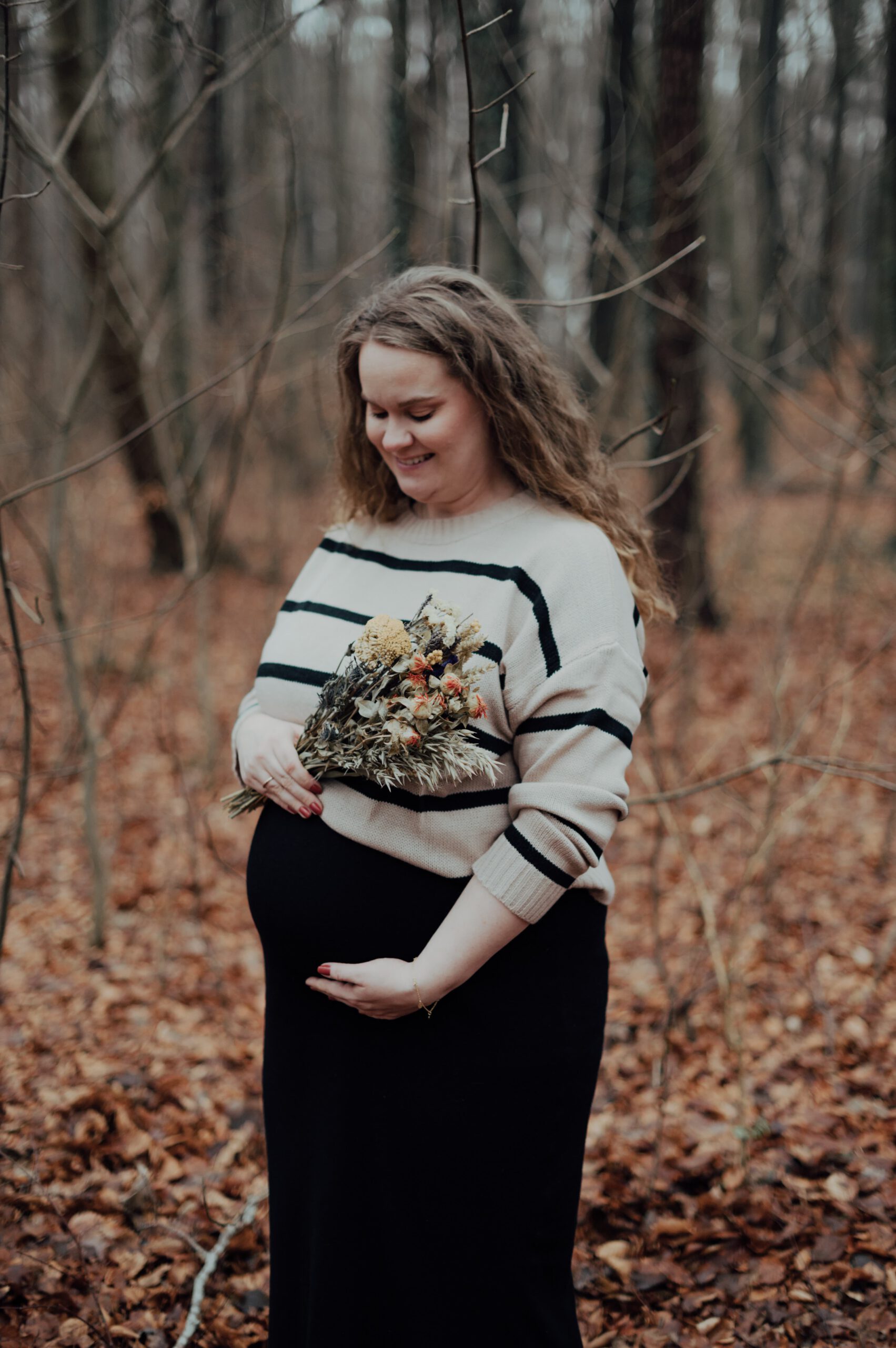 Babybauchshooting Rostock Warnemünde mit Blumen