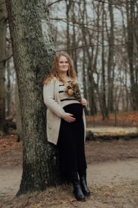 Babybauchshooting Rostock Warnemünde mit Blumen