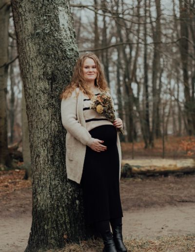 Babybauchshooting Rostock Warnemünde mit Blumen