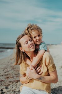 Mama Kind Shooting am Strand