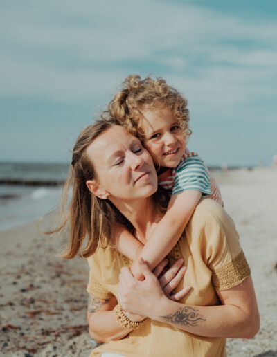 Mama Kind Shooting am Strand