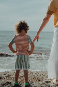 Junge am Strand