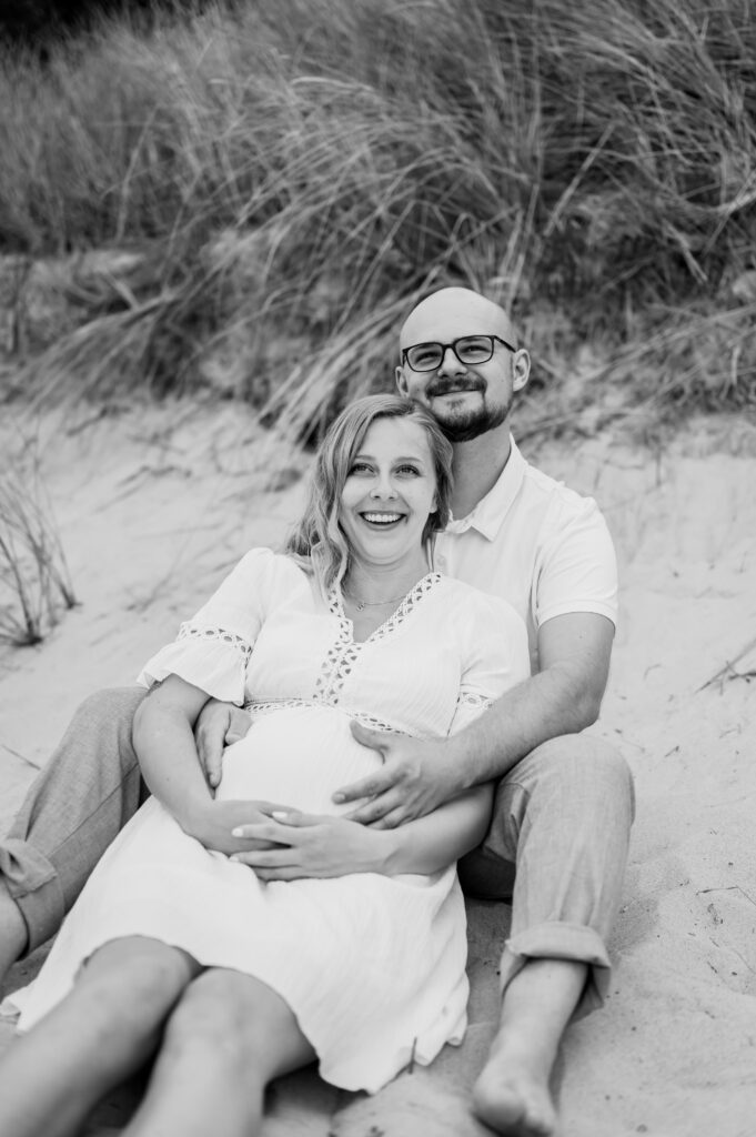 Babybauchshooting am Strand mit Ehemann