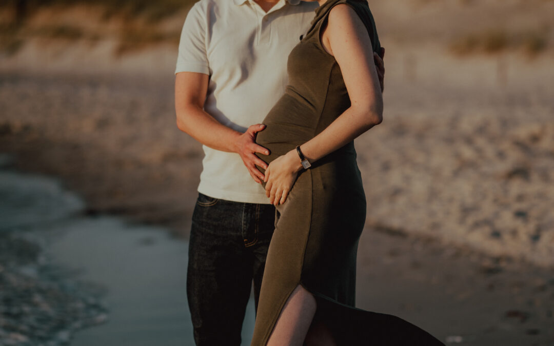 Babybauchshooting im Sonnenuntergang